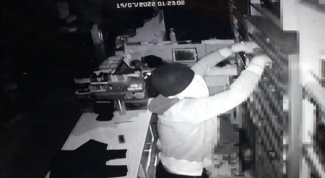 İstanbulda tekel bayii soygunu kamerada: Alarm çalınca apar topar kaçtılar