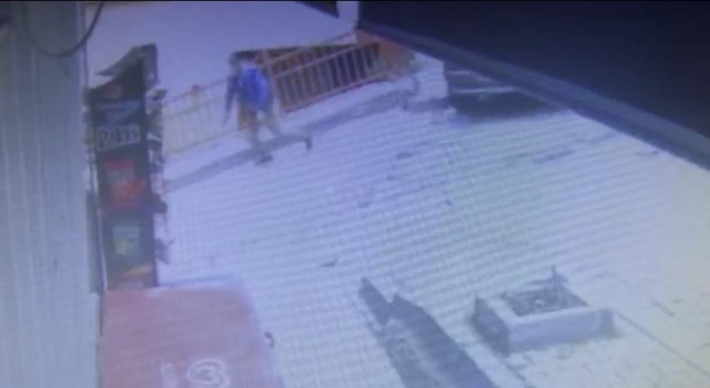 İstanbulda uzun namlulu silahla saldırı anları kamerada: Silahını çekip peşlerinden koştu