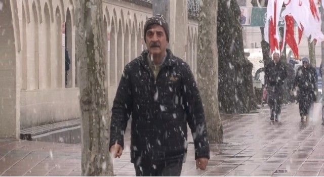İstanbulda vatandaştan kar şaşkınlığı: “Abo üstüm kar oldu”