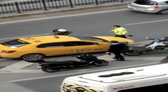 İstanbulun göbeğinde trafik kavgası kamerada: Taksinin aynasını kırdı