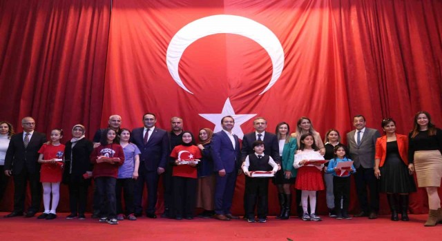 İstiklal Marşını güzel okuma yarışması izleyenleri duygulandırdı