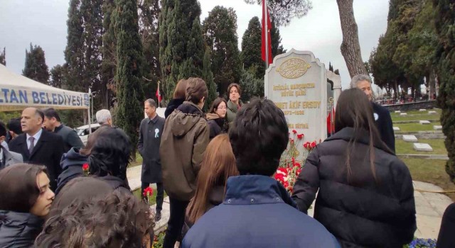 İstiklal Marşının kabulünün 102nci yıl dönümünde Mehmet Akif Ersoy anıldı