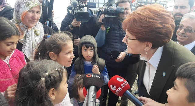 İYİ Parti Genel Başkanı Akşener, çadır kentlerde vatandaşların sorunlarını dinledi