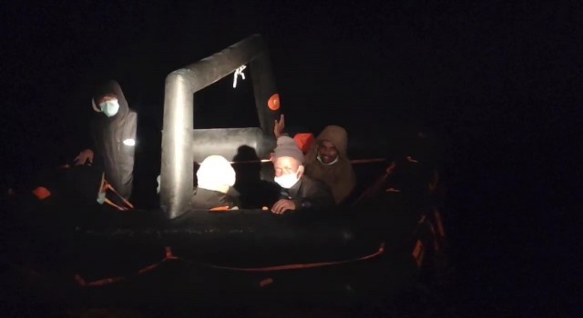İzmirde 5 göçmen kurtarıldı