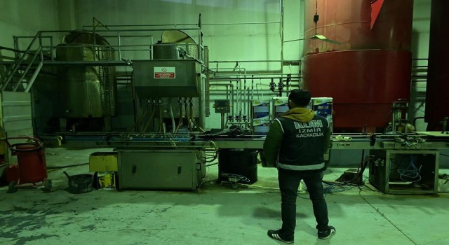 İzmirde fabrikada 254 ton kaçak akaryakıt ele geçirildi