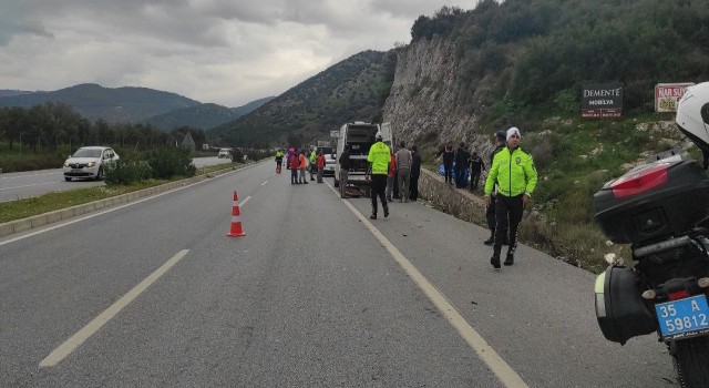 İzmirde feci kaza: 2 ölü, 1 ağır yaralı