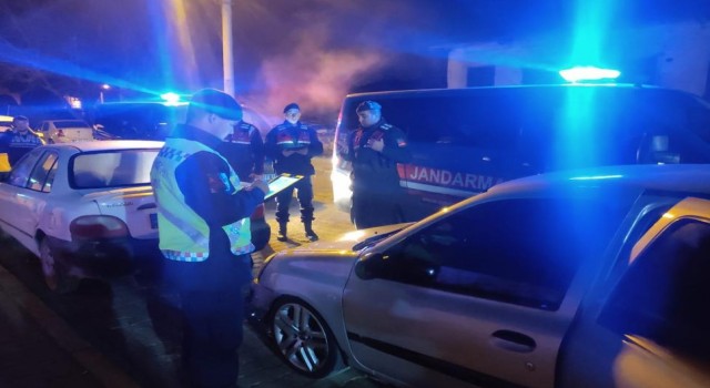İzmirde huzur uygulamasında 37 aranan şahıs yakalandı