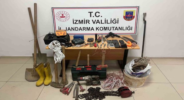 İzmirde kaçak kazı yapan 7 kişiye suçüstü