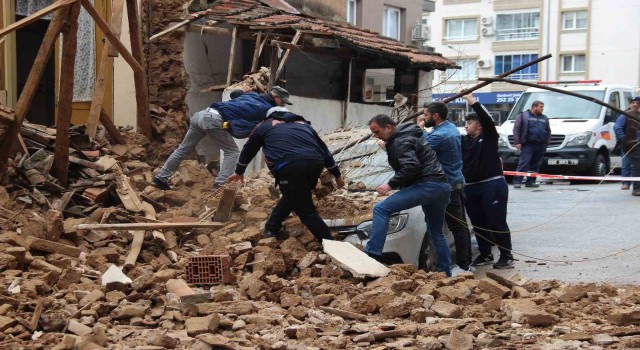 İzmirde metruk bina bir aracın üstüne çöktü