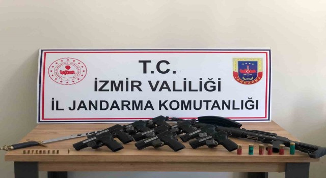 İzmirde nefes kesen ruhsatsız silah operasyonu: 3 gözaltı