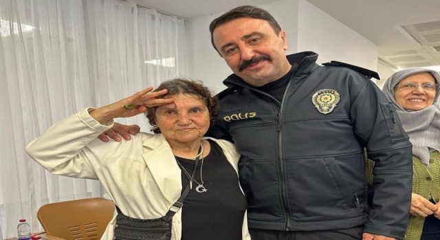 İzmirde polisten huzurevine duygulandıran ziyaret