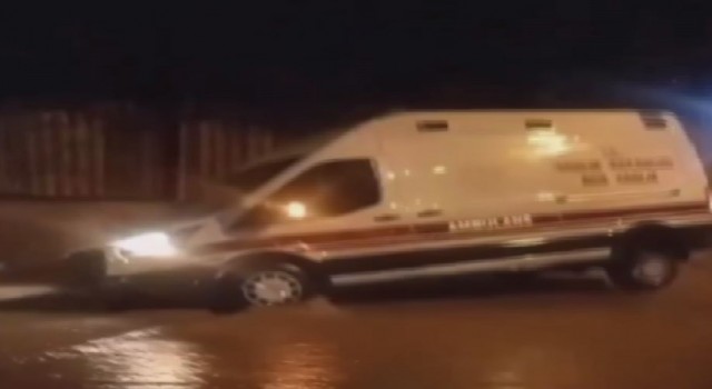 İzmirde yağmur hayatı felç etti: Araçlar oluşan çukurlara düştü