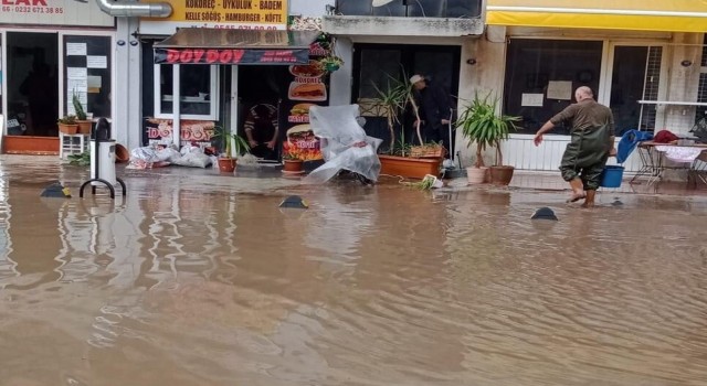 İzmirde yağmur hayatı felç etti, araçlar suya gömüldü