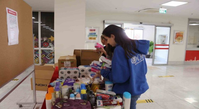 İzmirli öğrencilerin hazırladığı ‘kadın dayanışma paketleri teslim edildi