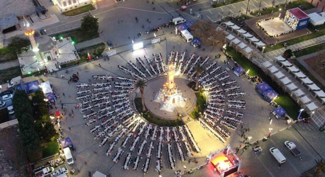 İzmirliler iftar sofrasında buluştu