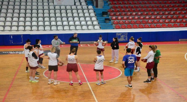 İzmit Belediyespor gözünü Süper Lige dikti