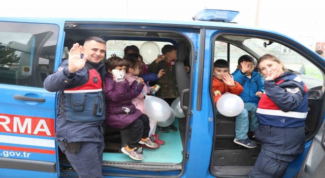 Jandarma ekipleri çocuklara jandarmayı tanıttı
