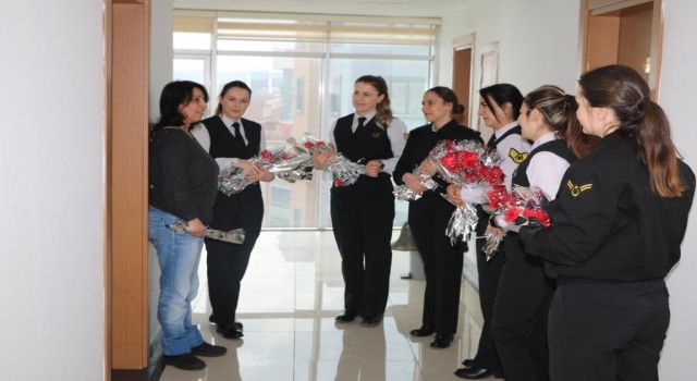 Jandarma ekipleri depremzede kadınların Kadınlar Gününü kutlandı