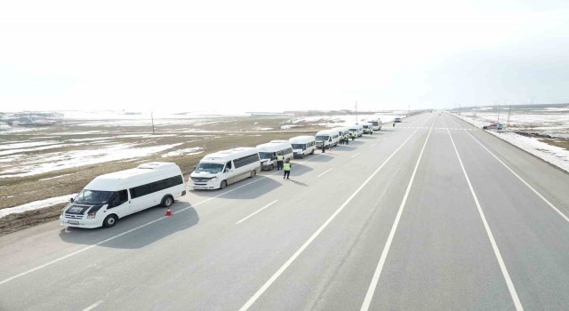 Jandarma ekipleri okul servis araçlarını denetledi