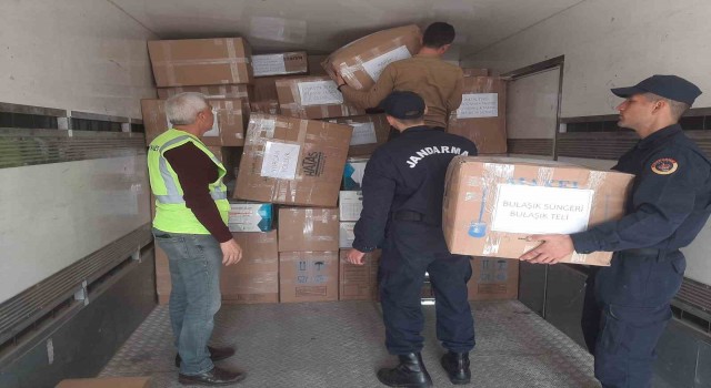 Jandarma personelleri depremzedelere yardım malzemesi gönderdi