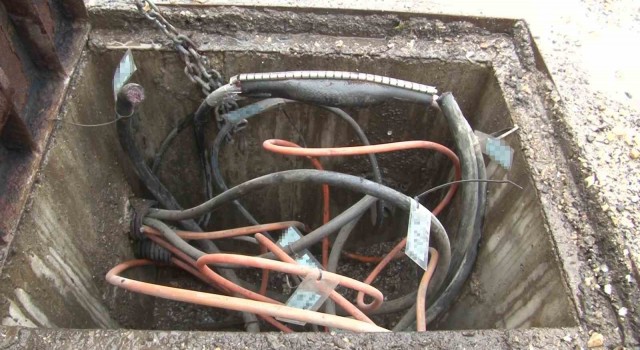 Kablo hırsızlarının hedefi olan mahallede eczacılar mağduriyet yaşıyor