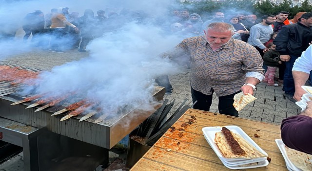 Kaburgacı Yaşar, Kahramanmaraşta depremzedelere 10 bin kebap dağıttı