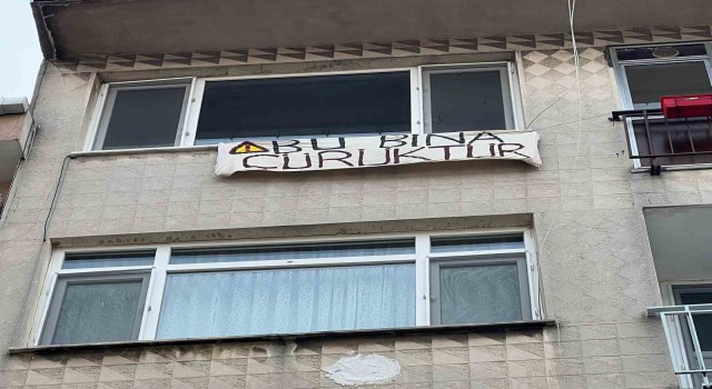Kadıköyde evi boşaltan kiracıdan vatandaşlara pankartlı uyarı: “Bu bina çürüktür”