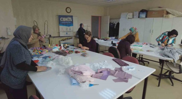 Kadın kursiyerler depremzede çocuklar için oyuncak yapıyor