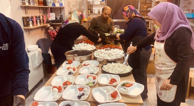 Kadınlar depremzedeler için sarma ve dolma yaptı