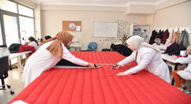 Kadınlar depremzedeler için üretiyor