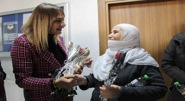 Kadınlar Gününde depremzedeler unutulmadı
