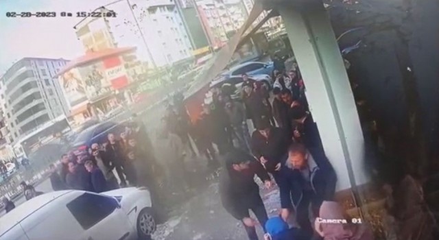 Kafasına buz düşerek hayatını kaybeden vatandaş güvenlik kamerasına yansıdı