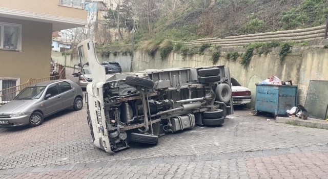 Kağıthanede kamyonet devrildi: Araçları teğet geçti