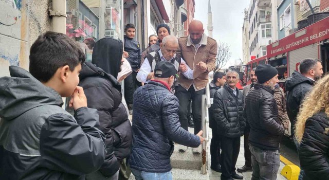 Kağıthanedeki yangında mahsur kalan yaşlı çifti vatandaşlar kurtardı