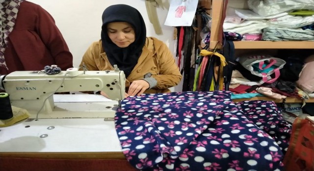 Kağızmanlı kadınlar depremzedelere pijama dikiyor