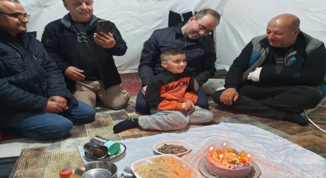 Kahramanmaraşlı küçük Eymene çadırda doğum günü sürprizi