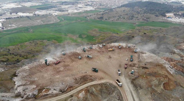 Kahramanmaraşta enkaz dağları yükselmeye devam ediyor