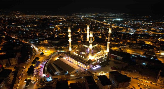 Kahramanmaraşta ilk teravih namazı çadırda kılındı