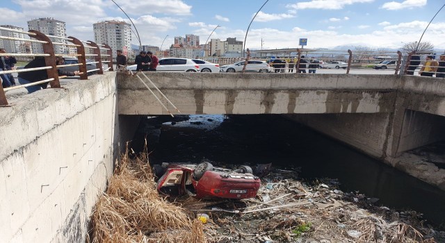 Kanala uçan otomobilden burunları kanamadan çıktılar