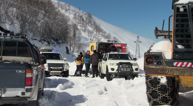 Kar nedeniyle 30 gündür yolu kapalı olan köye ulaşılarak acil hastalar hastaneye nakledildi