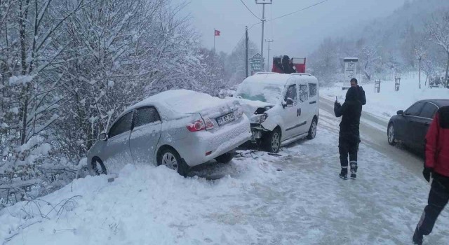 Kar yağışı beraberinde kazayı getirdi: 2 yaralı