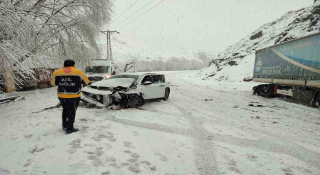 Kar yağışı kazaya neden oldu, iki araç çarpıştı: 2 yaralı