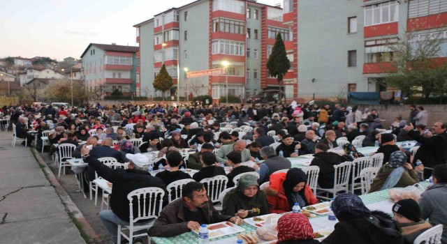 Karabükte ilk geleneksel mahalle iftarı Aydınlıkevlerde yapıldı