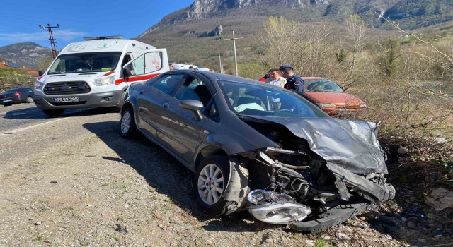 Karabükte otomobiller çarpıştı: 1i ağır 2 yaralı