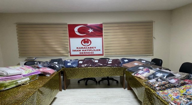 Karacabeyde kadınlar depremzedeler için eşofman ve pijama takımı dikiyor