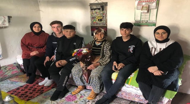 Karacasuda öğrenciler yaşlıları yalnız bırakmıyor