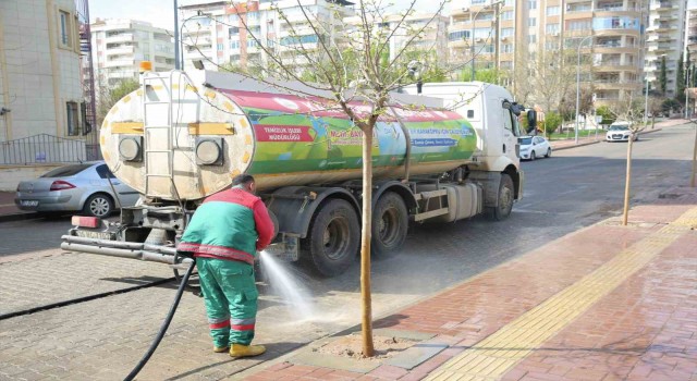 Karaköprüde çamurlu yollar temizleniyor