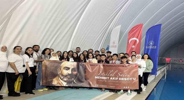 Karamanda İstiklal Marşının kabulü ve Mehmet Akif Ersoyu anma yüzme yarışması düzenlendi