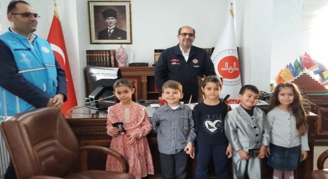 Karamanda minikler kumbaralarını depremzedelere bağışladı