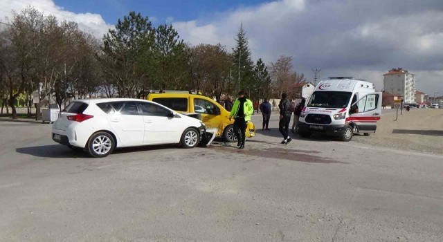 Karamanda otomobil ile ticari taksi çarpıştı: 1 yaralı